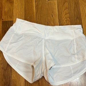 Lululemon white speed up low rise shorts 2.5” size 2